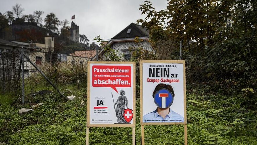 Panneaux électoraux dans la campagne suisse le 27 novembre 2014, avant des élections sur plusieurs initiatives dont une sur les forfaits fiscaux pour les étrangers