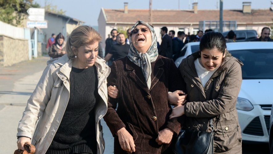 La mère de Tahir Elçi réagit à la mort de son fils, le 28 novembre 2015 à Diyarbakir, dans le sud-est de la Turquie