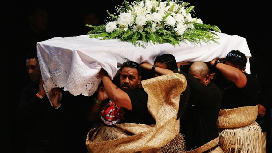Le cercueil de Jonah Lomu porté par des membres de sa famille, lors d'un hommage traditionnel à Auckland, le 28 novembre 2015