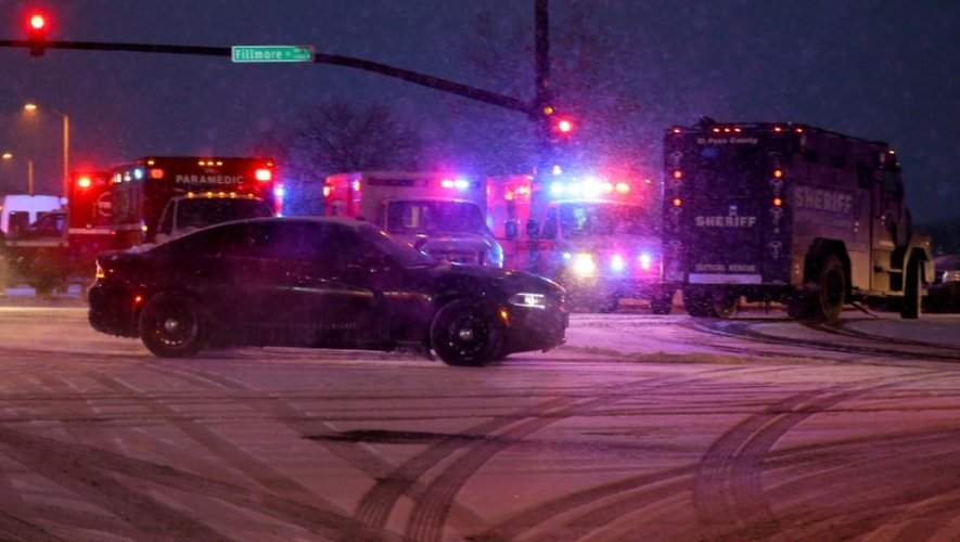 Un véhicule de police transporte un suspect après la fusillade à Colorado Springs, dans le Colorado, le 27 novembre 2015
