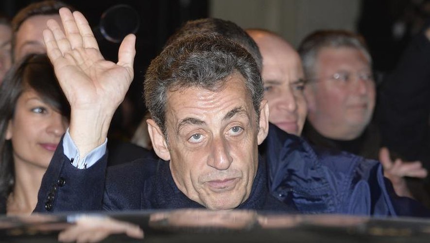 Nicolas Sarkozy, élu président de l'UMP, quittant le siège de son parti à Paris le 29 novembre 2014