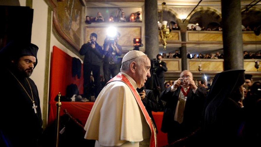 Le pape François arrive à l'église St George à Istanbul le 30 novembre 2014, dans le cadre de sa visite officielle en Turquie
