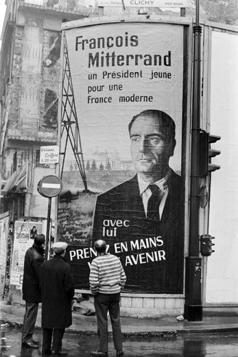 Une affiche de campagne prise le 5 décembre 1965 de François Mitterrand, candidat à l'élection présidentielle