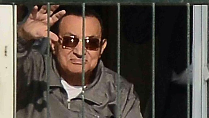 L'ex-président egyptien Hosni Moubarak au balcon de sa chambre à l'hôpital militaire du Caire le 29 novembre 2014