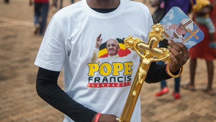Un jeune homme porte un tee-shirt à l'effigie du pape François, le 28 novembre 2015 à Kololo, en banlieue de Kampala