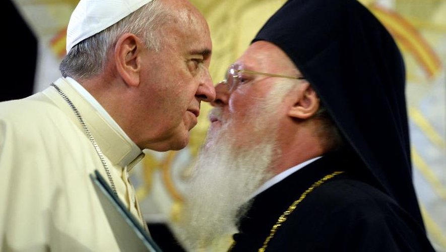 Le pape François et le patriarche orthodoxe de Constantinople Bartholomée se félicitent après la signature d'un communiqué commun, le 30 novembre 2014 à Istanbul