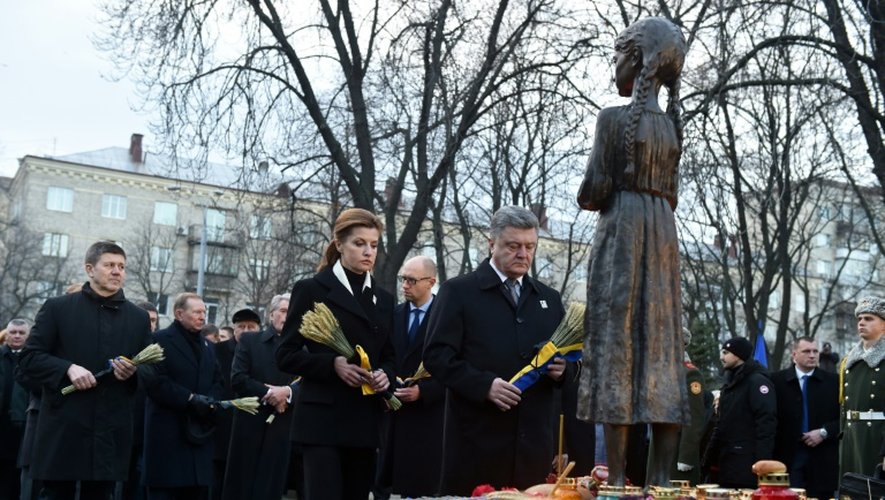 Le président ukrainien Petro Poroshenko et sa femme rendent hommage aux millions de victimes de la grande famine des années 1932-1933 à Kiev, le 28 novembre 2015