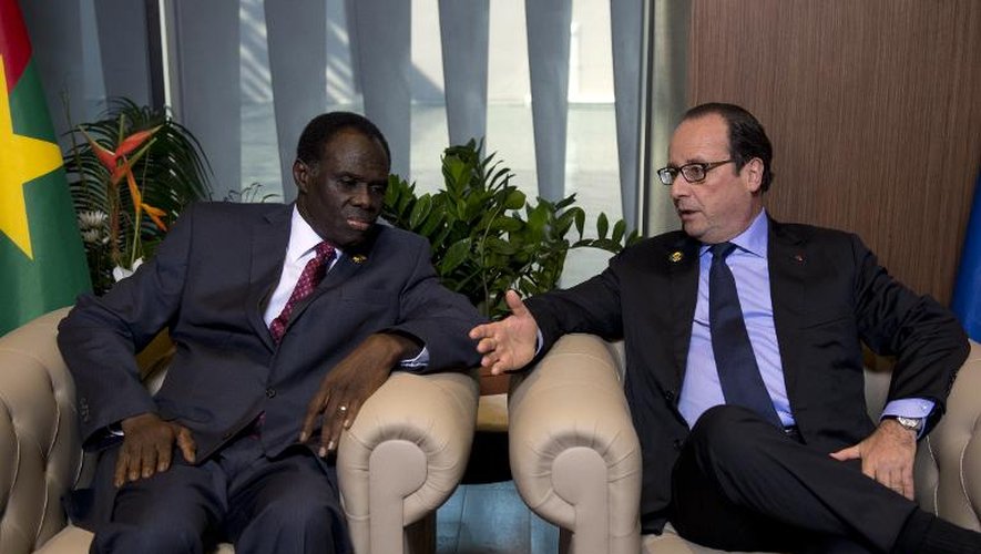 Le président François Hollande s'entretient avec le président par interim du Burkina Faso Michel Kafando, le 30 novembre 2014 à Dakar