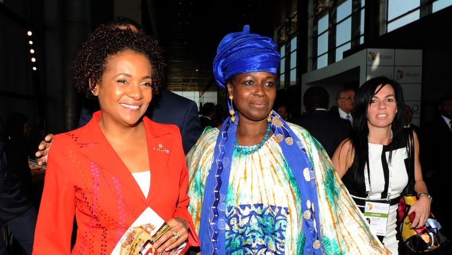 L'ex-gouverneure générale du Canada Michaelle Jean (g) et candidate au poste de secrétaire général de l'OIF, accompagnée d'une ancienne ministre du Sénégal Ntap Ndiaye arrive, le 29 novembre 2014 au sommet de la Francophonie à Dakar
