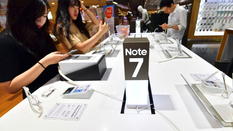 Des Samsung Galaxy Note7 testés dans un magasin Samsung le 2 septembre 2016 à Séoul