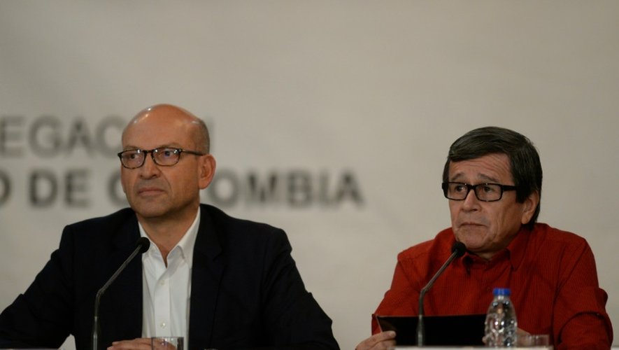 Le chef de la délégation du gouvernement  Mauricio Rodriguez et le délégué de la guérilla de l'ELN Pablo Beltranlors de la lecture d'un communiqué le 10 octobre 2016 à Caracas