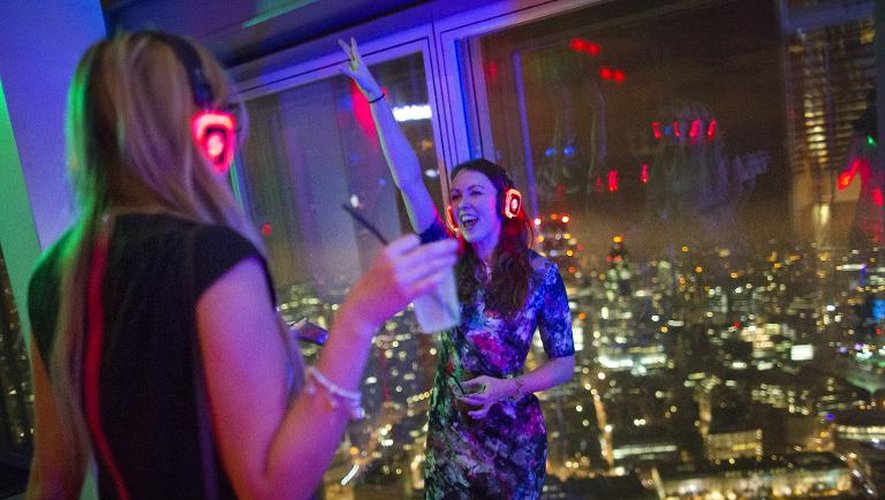 Des danseurs participent à un "Silent Disco" au sommet du gratte-ciel The Shard à Londres, le 15 novembre 2014