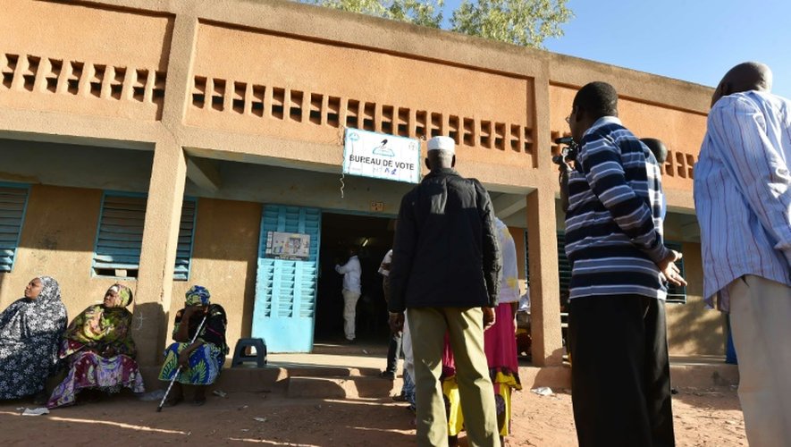 Des électeurs font la queue devant un bureau de vote de Ouagadougou, le 29 novembre 2015