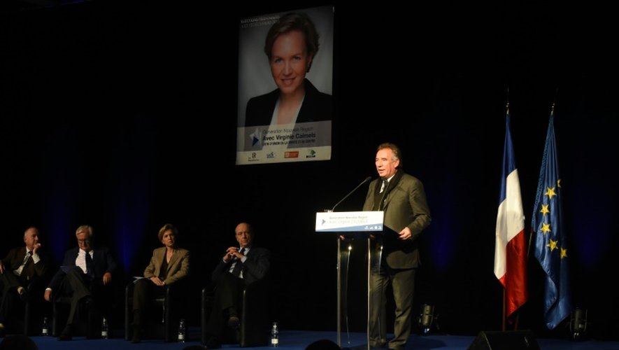 Le président du Modem Francois Bayrou (d) à un meeting LR aux côtés de  Dominique Bussereau, Jean-Pierre Raffarin, Virginie Calmels, candidate LR en Aquitaine-Limousin-Poitou-Charentes, et Alain Juppé (de g à d), le 28 novembre 2015 à Bordeaux