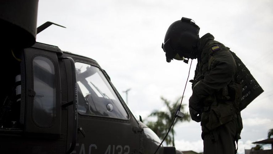 Un soldat de la force aérienne colombienne sur la base de Quibdo le 19 novembre 2014 avant un départ pour rechercher le général Ruben Alzate