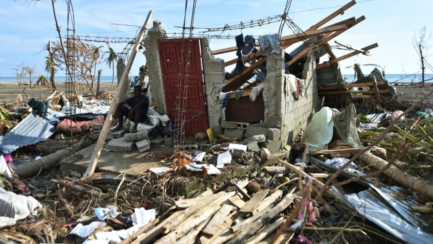 Un Haïtien au milieu des décombres de sa maison détruite  après le passage de l'ouragan Matthew le 10 octobre 2016 à Les Cayes