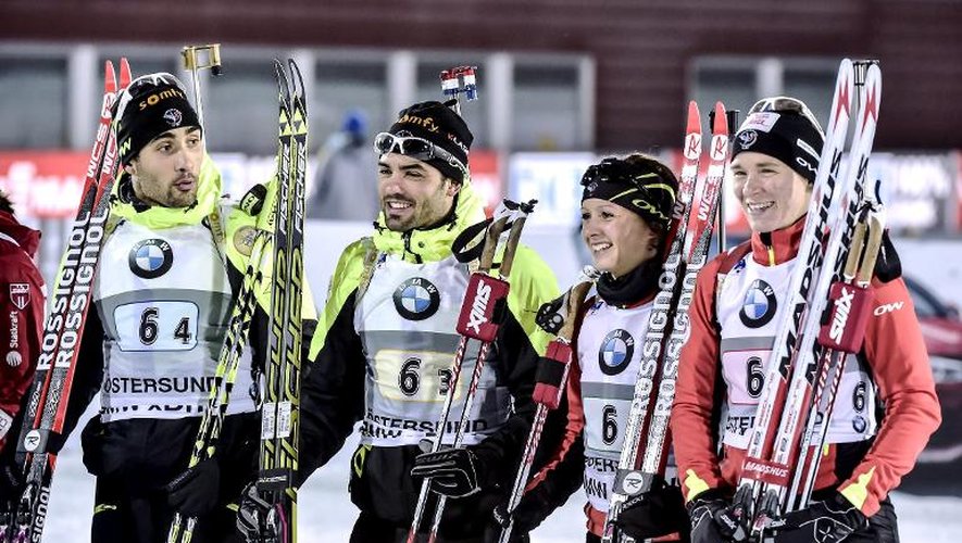 Le quatuor de l'équipe de France du relais mixte de biathlon (de g à d) Martin Fourcade, Simon Fourcade, Anaïs Chevalier et Anaïs Bescond, s'impose à Östersund le 30 novembre 2014