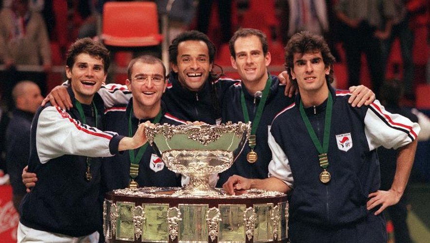L'équipe de France de Coupe Davis autour de son capitaine Yannick Noah (c), pose avec le saladier d'argent remporté face aux Etats-Unis, le 1er décembre 1991 à Lyon