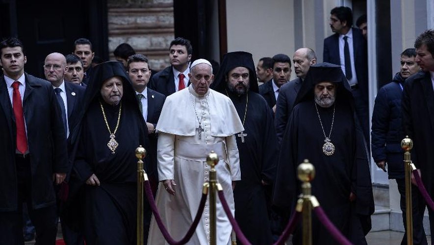 Le pape François, aux côtés de prêtres orthodoxes, arrive à l'église orthodoxe Saint-George à Istanbul le 30 novembre 2014