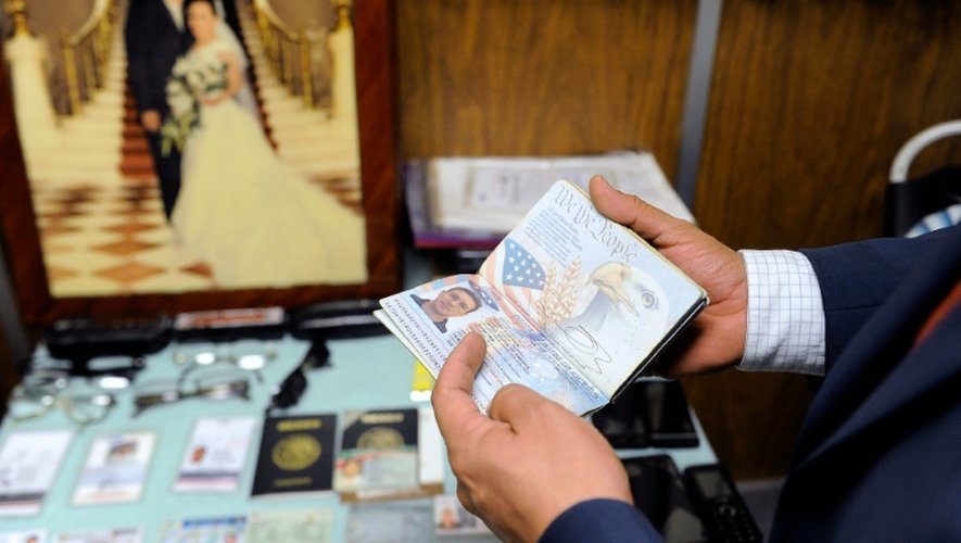 Un passeport américain rempli de tampons de nombreux pays et une photo de mariage en format géant, sont présentés par Donovan Alvarado qui dirige le bureau des objets trouvés, le 3 septembre 2016 à Mexico