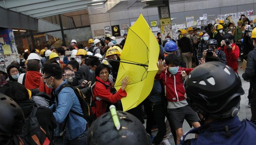 Heurts entre policiers et manifestants prodémocratie devant le siège du gouvernement, le 1er décembre 2014 à Hong Kong