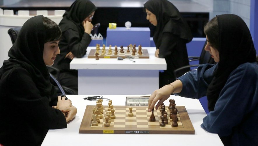 Les joueuses d'échec iraniennes, Mitra Hejazipour et Sara Khademalsharieh, devant un échiquier dans une salle de la Fédération d'échecs, le 10 octobre 2016 à Téhéran