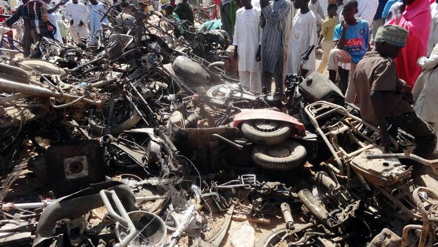Des habitants de Kano sur les lieux d'un attentat devant la mosquée de la ville, le 29 novembre 2014 au Nigeria