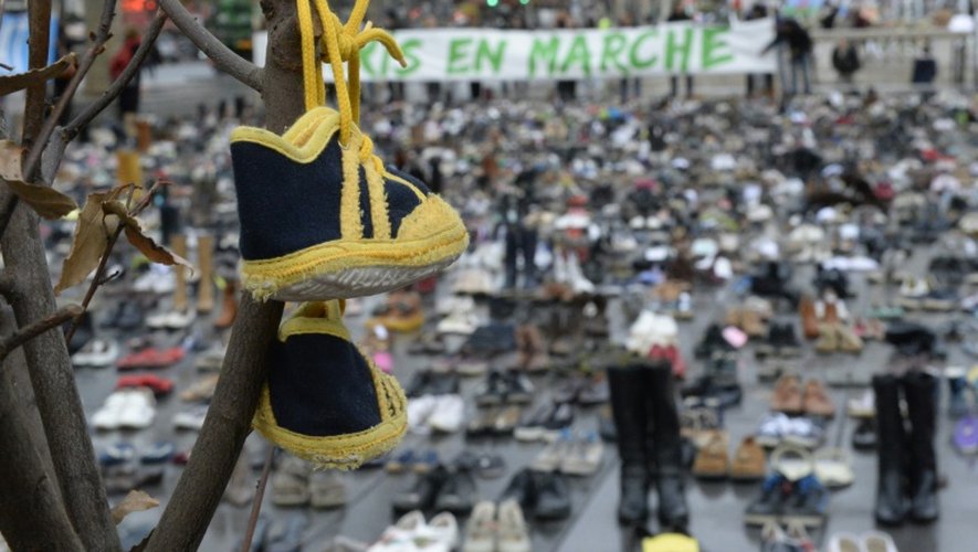 La place de la République à Paris couverte de chaussures, "marche" silencieuse et symbolique pour le climat, en lieu et place d'un défilé interdit par les autorités françaises dans le cadre de l'état d'urgence, le 29 novembre 2015