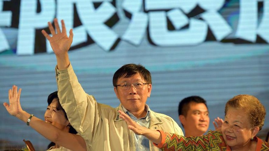 Le nouveau maire de Taipei salue ses partisans, Ko Wen-je, le 29 novembre 2014 à Taïwan