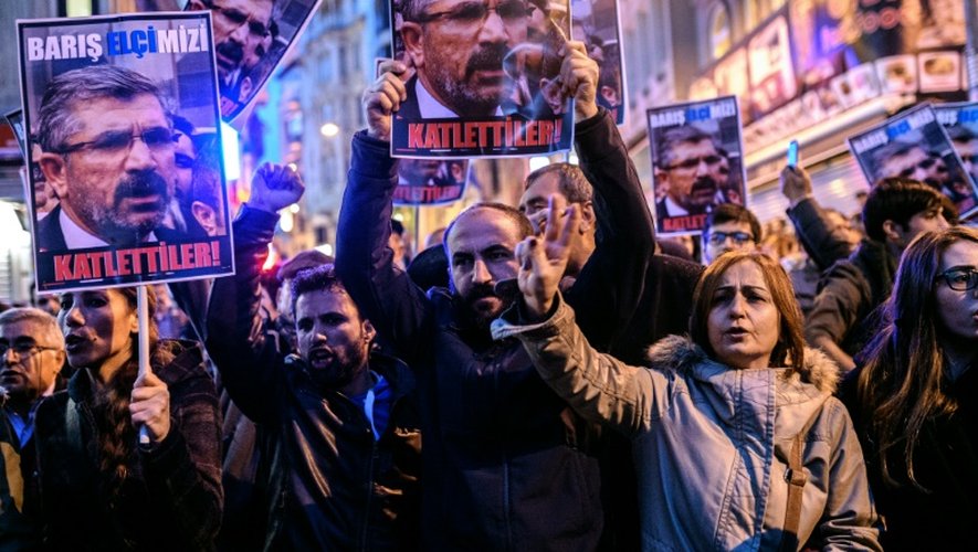 Des manifestants à Istanbul tiennent un portrait de l'avocat kurde Tahir Elci, tué le 28 novembre 2015 à Diyarbakir