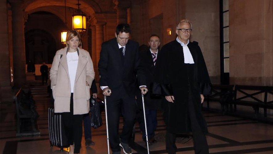 Ian Griffin (C) à son arrivée au tribunal accompagné de son avocat  Francis Triboulet (D) le 1er décembre 2014 à Paris