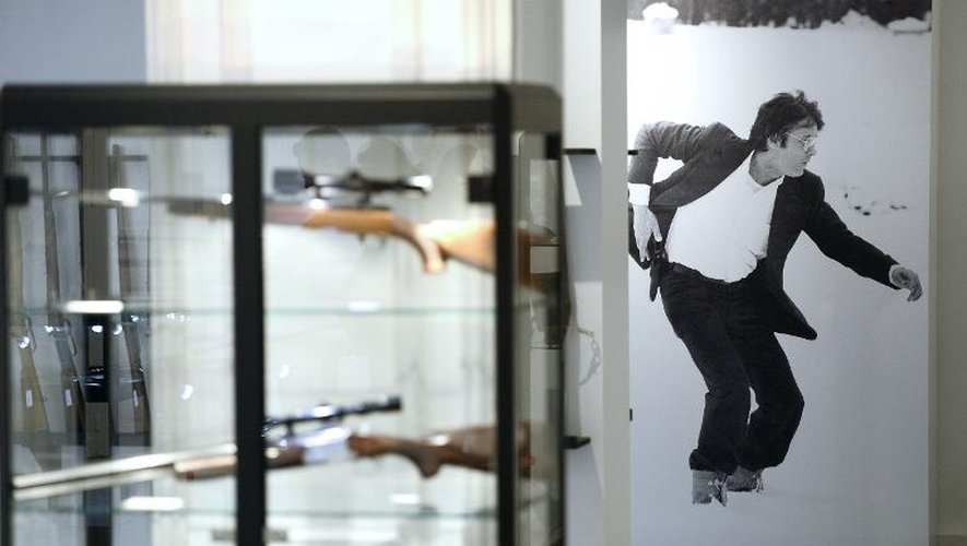 Des armes appartenant à Alain Delon exposées devant une affiche de l'acteur le 28 novembre 2014 à la maison Cornette de Saint Cyr à Paris