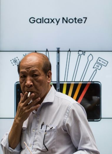 Un homme devant une affiche publicitaire pour le Galaxy Note 7 de Samsung, à Hong Kong le 11 octobre 2016