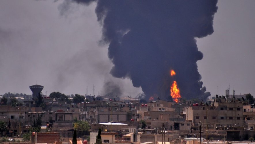 De la fumée s'élève de la ville syrienne de Hasakeh après un bombardement du groupe Etat islamique, le 28 juin 2015