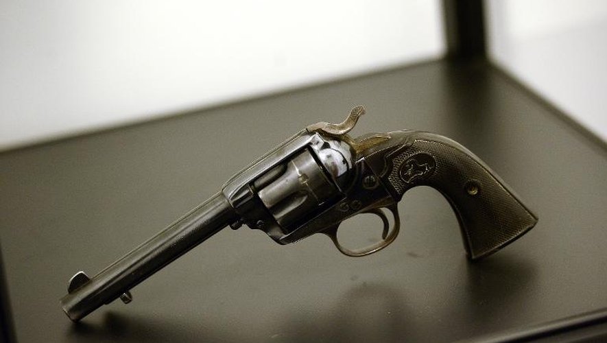 Le revolver que Delon utilisait dans le film "Soleil Rouge", exposé le 28 novembre 2014 à la maison Cornette de Saint Cyr à Paris