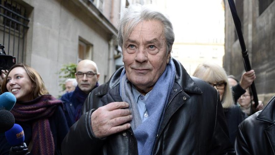 Alain Delon à son arrivée aux obsèques de Georges Lautner le 5 décembre 2013 à Paris