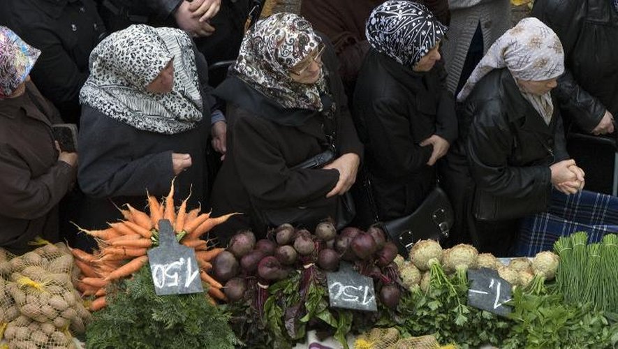 Des femmes musulmanes font la queue pour acheter des légumes au marché, le 18 octobre 2013 à Berlin