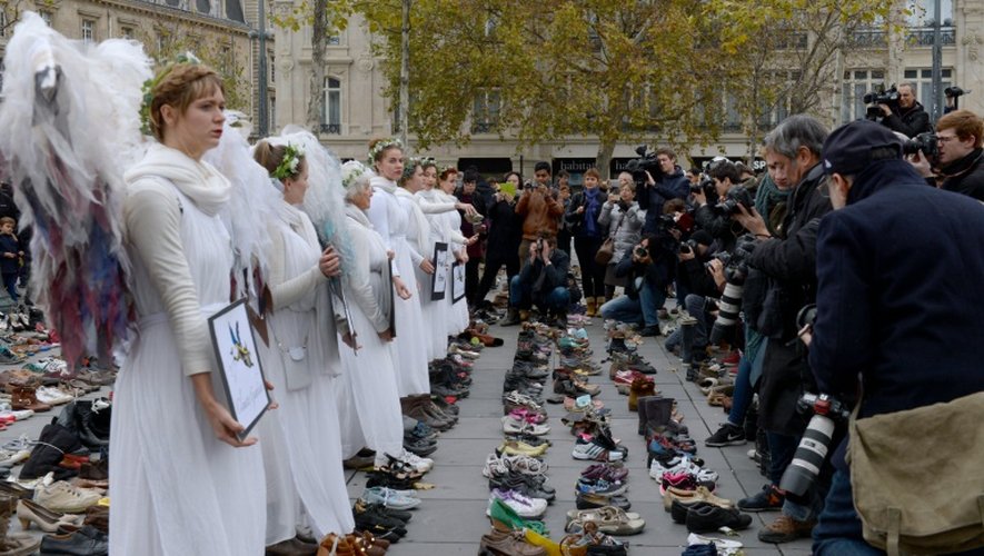 Des femmes déguisées en anges, place de la République, à Paris, le 29 novembre 2015