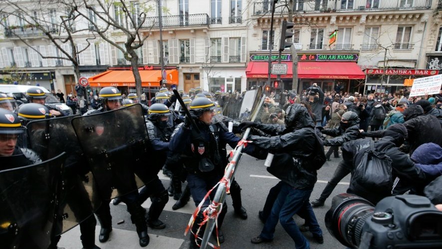 Des Black Blocs affrontent les policiers place de la République, à Paris, le 29 novembre 2015
