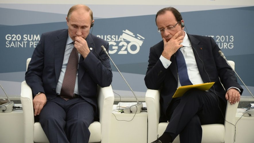 Les présidents français et russe, François Hollande (D) et Vladimir Poutine durant le sommet du G20 à Saint-Pétersbourg, le 6 septembre 2013