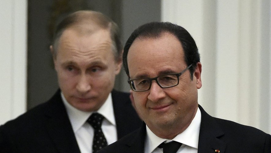 Le président français François Hollande (d) et son homolgue russe Vladimir Poutine, le 26 novembre 2015 à Moscou