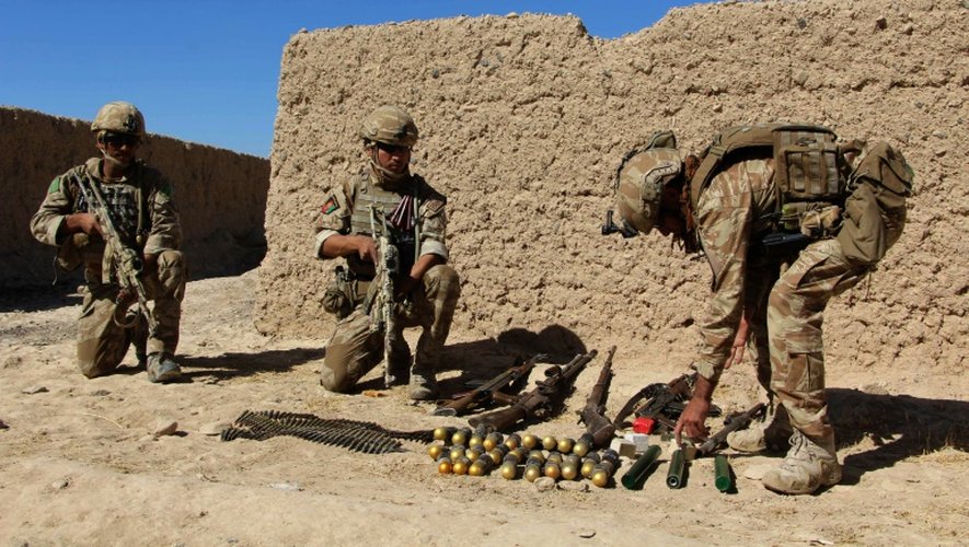 Des soldats de l'armée afghane après la bataille entre les Talibans et l'armée à Lashkar Gah, le 10 octobre 2016