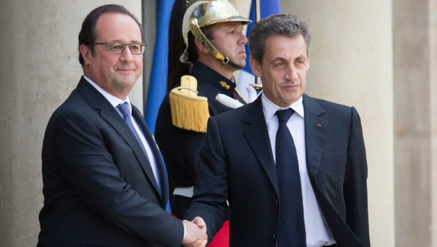 Le chef de l'Etat François Hollande (g) et son prédécesseur Nicolas Sarkozy, le 25 juin 2016 au palais de l'Elysée à Paris