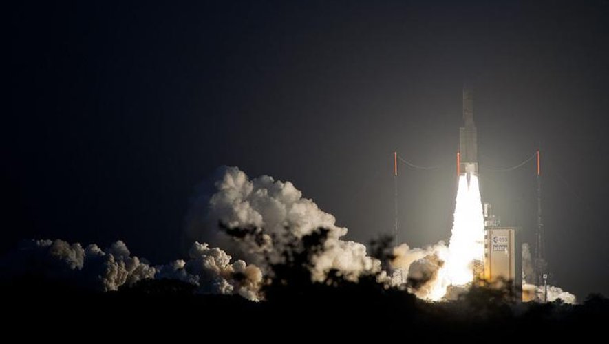 Image fournie par CNES-CSG de la fusée européenne Ariane 5 au décollage du 6 février  2014 à Toucan, en Guyane française