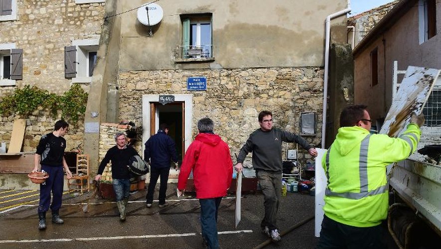 Nettoyage d'une maison endommagée par les inondations à Portel-des-Corbières, dans l'Aude, le 1er décembre 2014