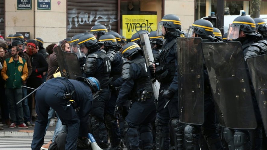 Un manifestant immobilisé par les forces de l'ordre, le 29 novembre 2015 à Paris