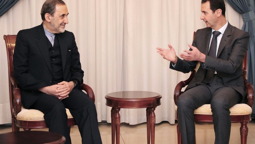 Une photo fournie par l'agence SANA du président syrien Bachar al-Assad (d) et du conseiller pour les affaires internationales du guide suprême iranien, Ali Akbar Velayati, le 29 novembre 2015 à Damas