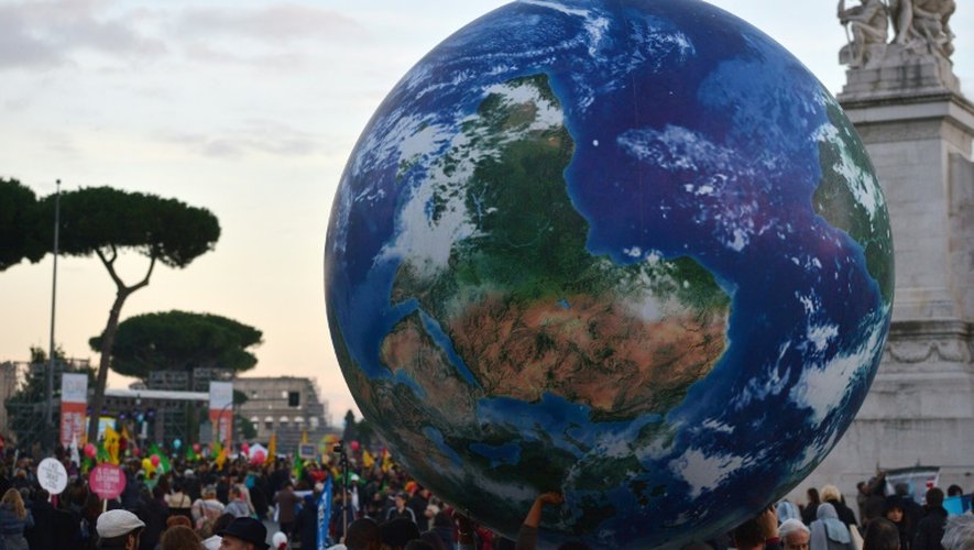 Des manifestants en faveur du climat portent un globe géant à Rome, le 29 novembre 2015