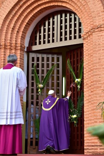 François avait tenu à accomplir à Bangui ce geste exceptionnel, qui permet lors des Jubilés aux fidèles pénitents de franchir la porte d'une cathédrale et de recevoir le pardon de leurs péchés