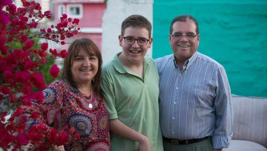 Nicolas Flores (c) avec ses deux parents, chez lui à Cordoba en Argentine, le 21 septembre 2016